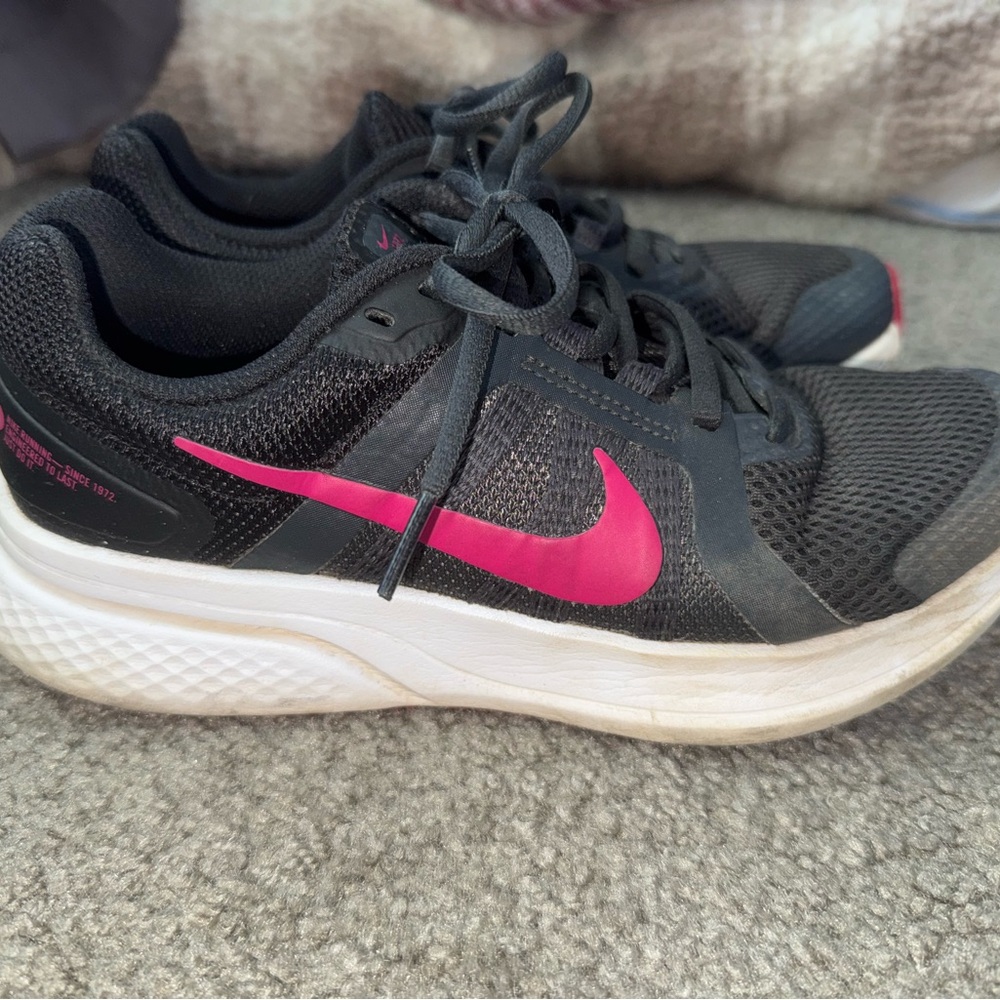Nike Women's Black and Pink Athletic Shoes